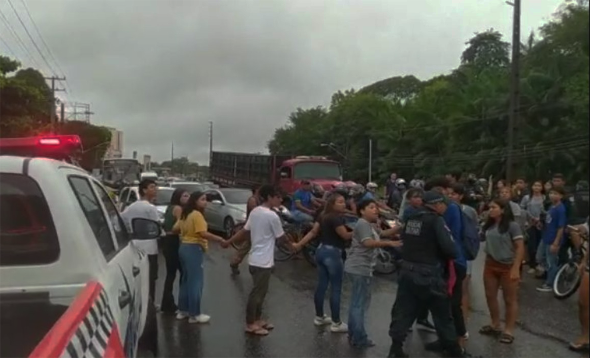 Read more about the article Silêncio sobre denúncias de abusos, assédio e politicagem torna secretário de Educação alvo de comunidade escolar