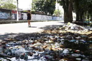 População ameaça despachar lixo que está nas ruas de Icoaraci na porta da agência distrital; é a forra.